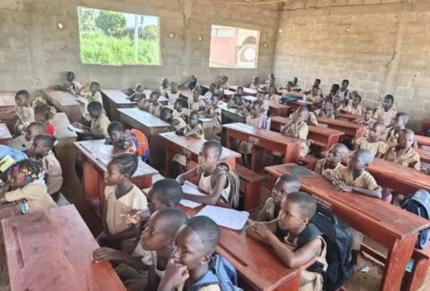 Parakou : Le maire Zul-Kifly Zakarie remet 256 tables-bancs et du mobilier de bureau pour soulager cinq établissements scolaires