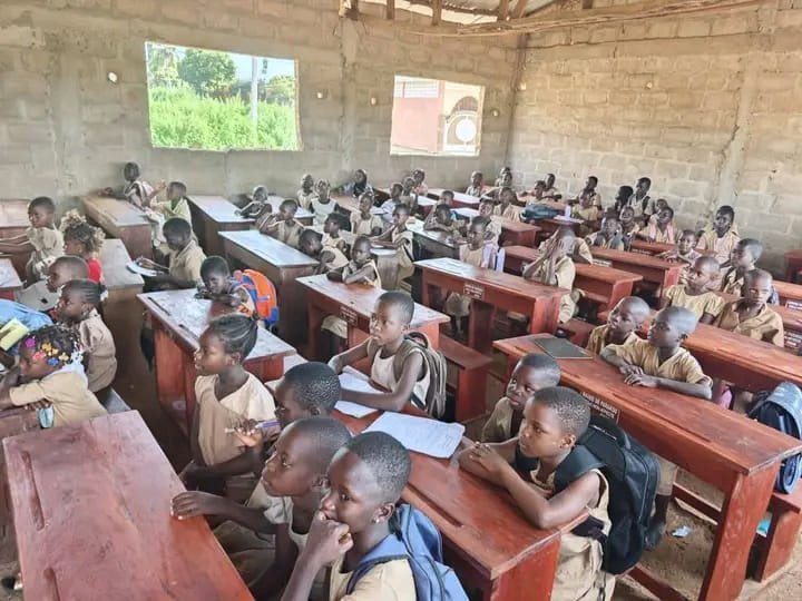 Parakou : Le maire Zul-Kifly Zakarie remet 256 tables-bancs et du mobilier de bureau pour soulager cinq établissements scolaires