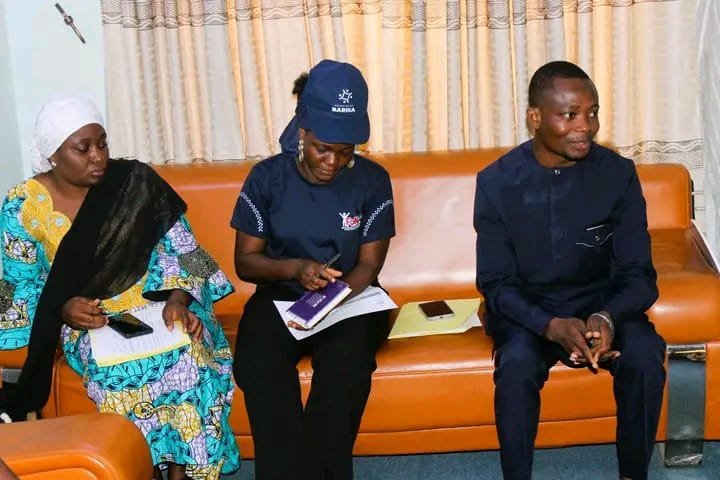 Ségbana : L’Association BARIKA et les filles leaders remettent leurs dix priorités de paix au maire Aboudou Razack Kora