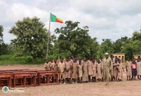 Bembéréké : Fin des cours à même le sol à Gamia et Ina, le maire Moussa Lafia livre 55 tables-bancs aux écoles rurales