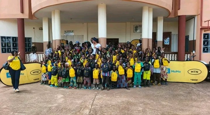 Toucountouna : Suite au plaidoyer de la mairie, MTN Bénin livre 100 kits scolaires aux écoliers de Kouarfa